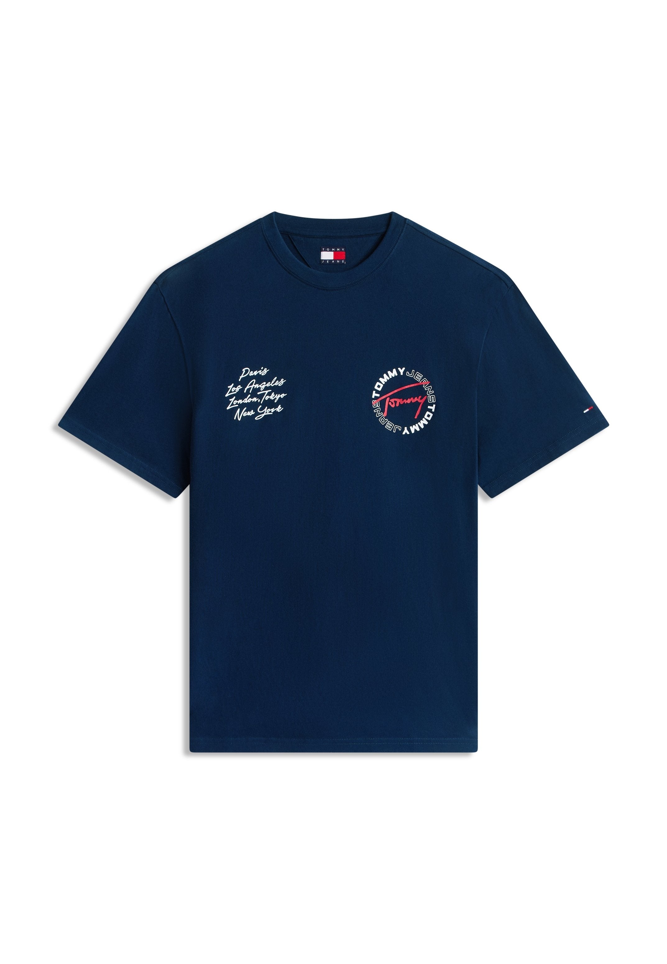 Marineblaues T-Shirt mit kurzen Ärmeln, weißer Stadtnamen auf der linken Brustseite und rundem Tommy Jeans-Logo mit roter Signatur auf der rechten Brustseite.