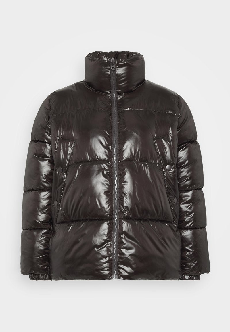 Schwarze Daunenjacke mit glänzender Oberfläche, hohem Kragen und Reißverschluss. Verfügt über große gesteppte Abschnitte und mit Knöpfen gesicherte Seitentaschen.