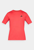 Rotes sportliches T-Shirt aus weichem Stoff, mit Rundhalsausschnitt und kurzen Ärmeln. Schwarzes Logo auf der linken Brust aufgedruckt.