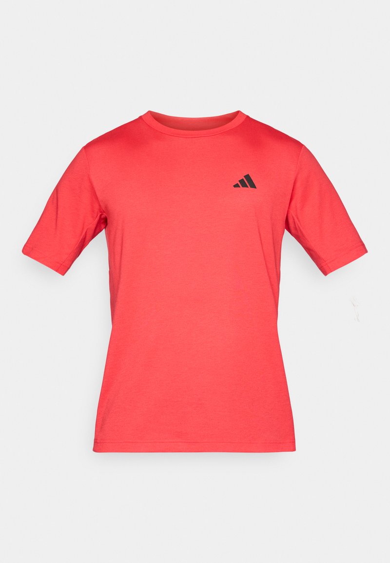 Rotes sportliches T-Shirt aus weichem Stoff, mit Rundhalsausschnitt und kurzen Ärmeln. Schwarzes Logo auf der linken Brust aufgedruckt.