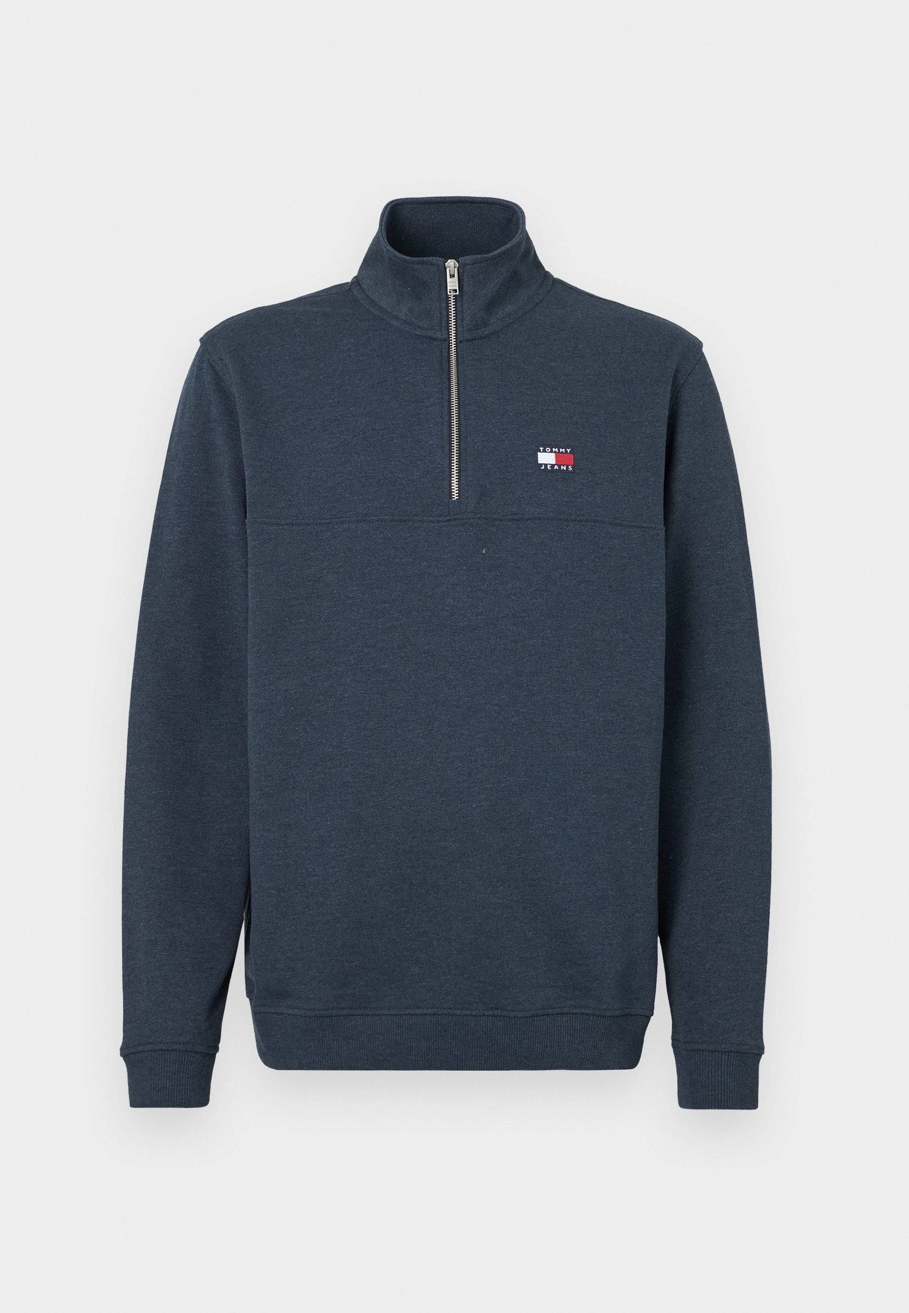 Dunkelblaues Sweatshirt mit einem hohen Kragen, halbem Reißverschluss vorne und elastischen Bündchen. Mit einem kleinen Logo-Patch auf der oberen linken Brust. Weicher Stoff.