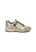 Beige und goldene Sportschuh mit einer strukturierten Oberseite, Schnürsystem und einer schwarzen Außensohle, auf einem weißen Hintergrund positioniert.