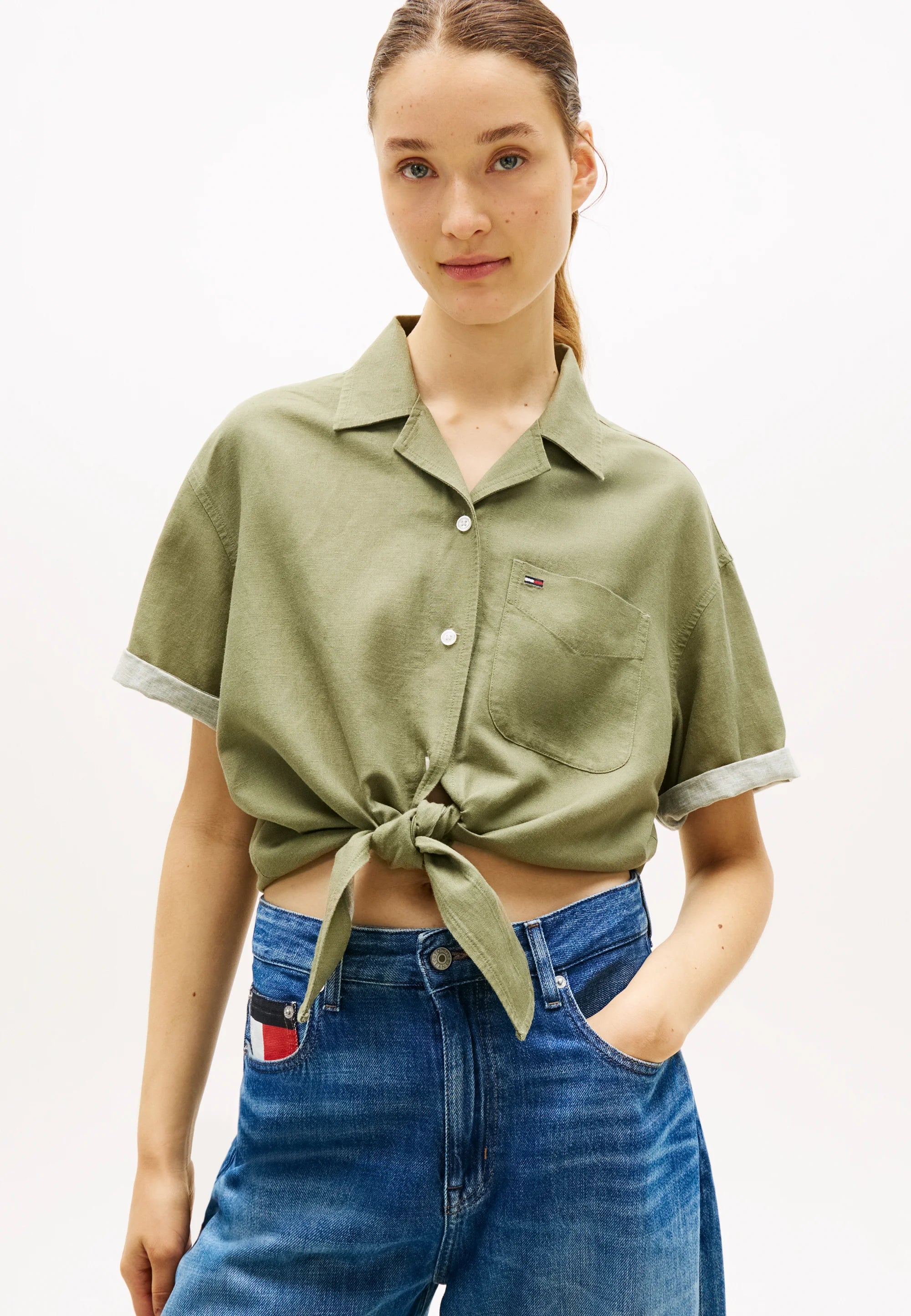 Tommy Jeans RELAXED FIT LINEN BLEND TIE FRONT SHIRT - Button-down blouse - bay leaf