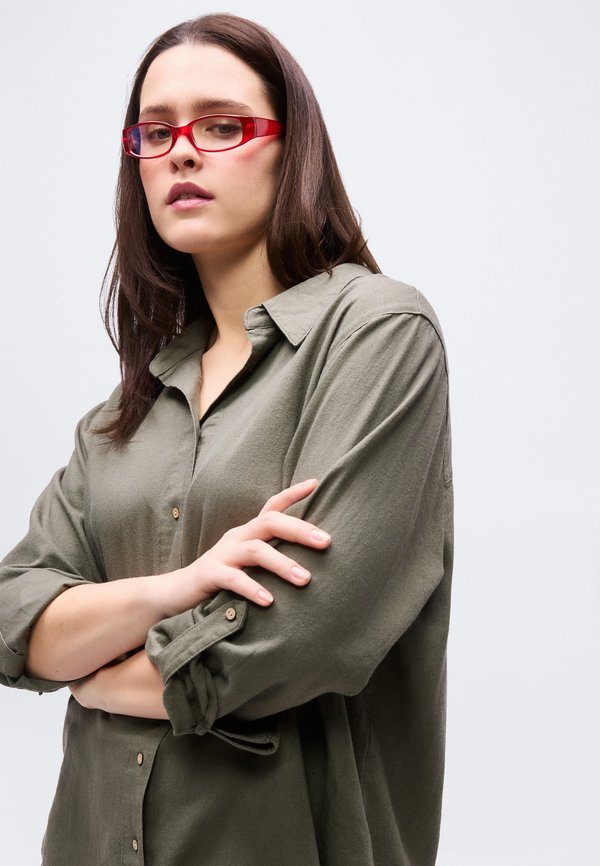ONLY Carmakoma CARGOA STRAP SHIRT