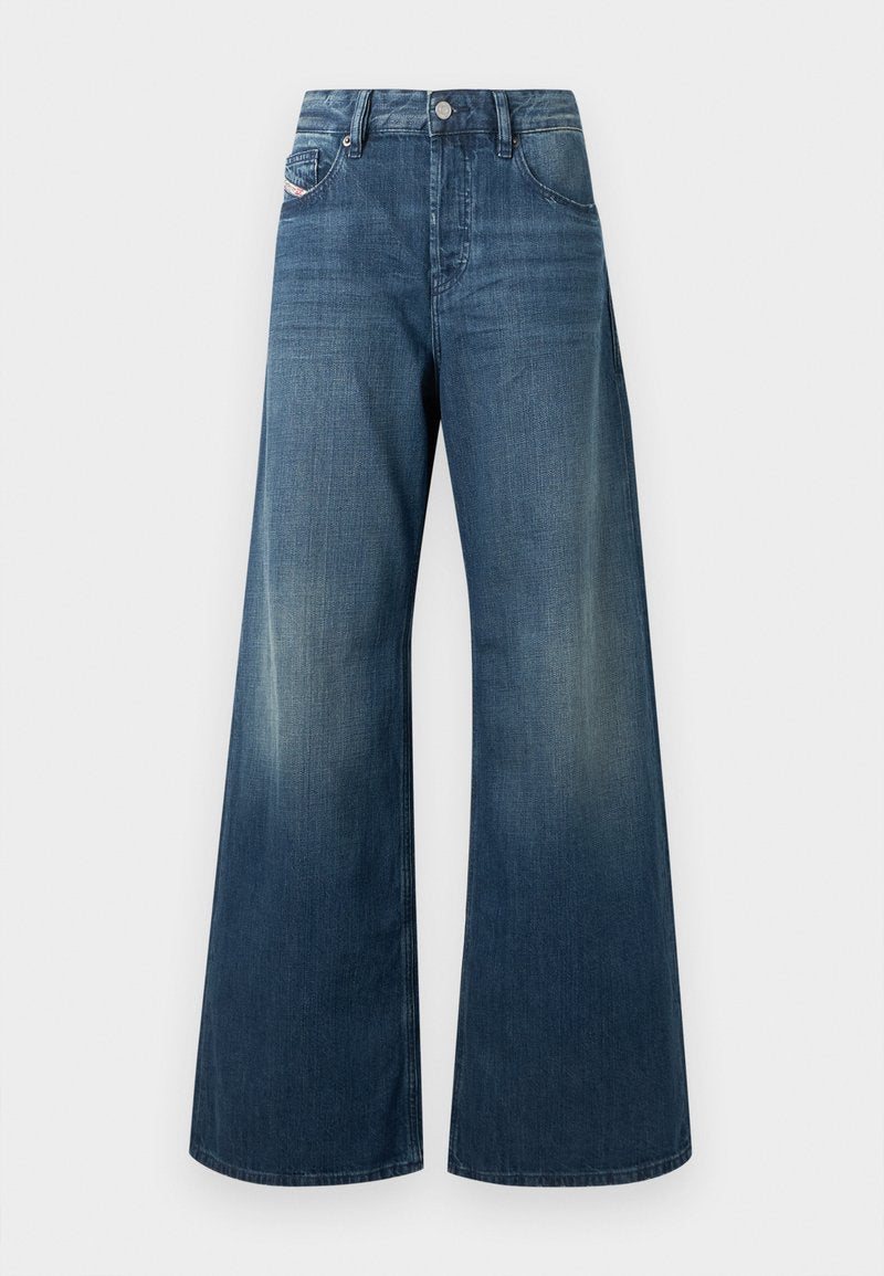 Weit geschnittene Jeans aus dunkelblauem Denim, mit einem verwaschenen Finish, traditionellem Fünf-Taschen-Design und einer Metallknopfleiste an der Taille.
