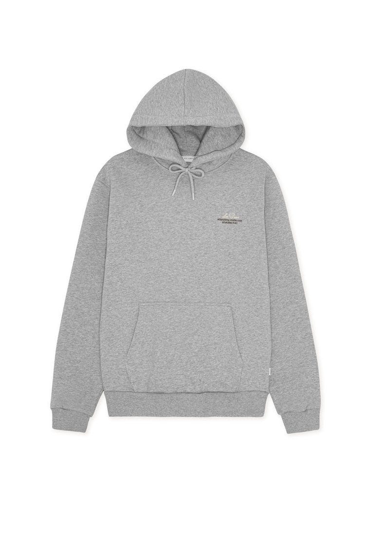 Grauer Hoodie aus weichem Stoff mit Kapuze zum Zuziehen, Kängurutasche vorne und minimalem Branding auf der Brust.