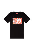 Schwarzes Baumwoll-T-Shirt mit einem großen weißen und roten rechteckigen Grafik mit "DIESEL" und Text darunter. Kurze Ärmel, Rundhalsausschnitt.