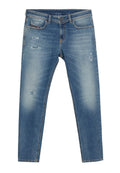 Blaue Jeans aus Denim mit ausgewaschenem Look, leichten Abnutzungen an Oberschenkeln und Knien, klassischem Fünf-Taschen-Design und Knopfverschluss an der Taille.
