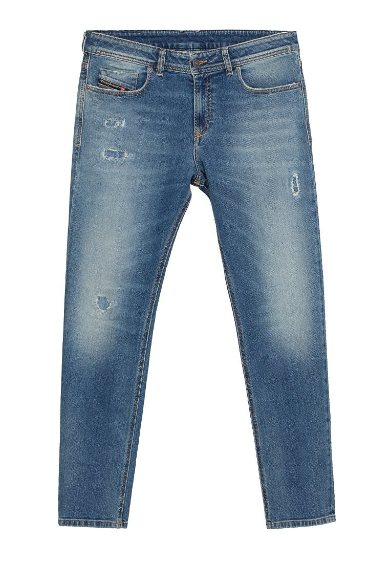 Blaue Jeans aus Denim mit ausgewaschenem Look, leichten Abnutzungen an Oberschenkeln und Knien, klassischem Fünf-Taschen-Design und Knopfverschluss an der Taille.