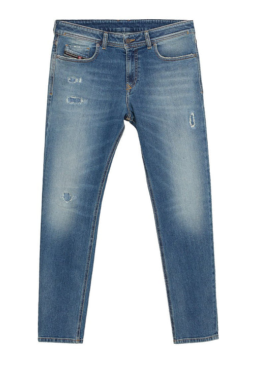 Blaue Jeans aus Denim mit ausgewaschenem Look, leichten Abnutzungen an Oberschenkeln und Knien, klassischem Fünf-Taschen-Design und Knopfverschluss an der Taille.