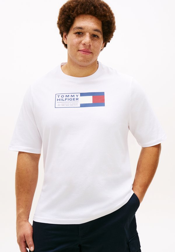 Tommy Hilfiger PLUS FLAG GRAPHIC JERSEY T-SHIRT - Print T-shirt - white