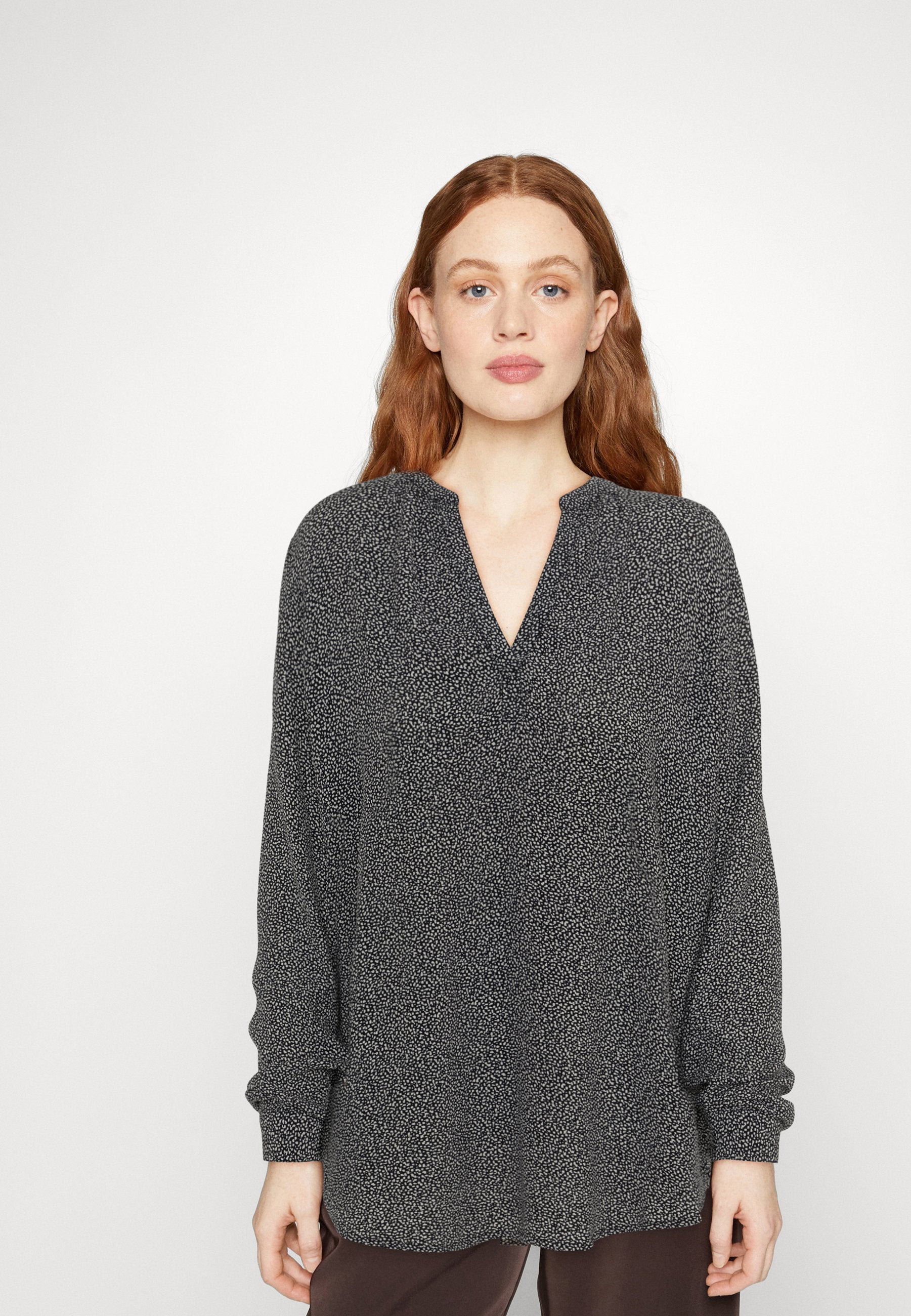 HENLEY BLOUSE Media 3