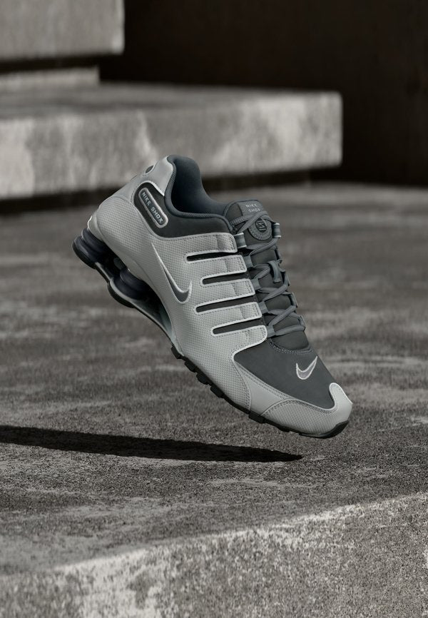Nike Sportswear SHOX NZ SE TECH - Trainers - smoke grey/grey fog/off white/dark smoke grey