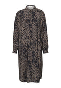 Langärmeliges, knöpfbares Hemdkleid mit Animal-Print, das einen beige Hintergrund mit dunkelbraunen und schwarzen Flecken aufweist und lange, umgeschlagene Ärmel hat.