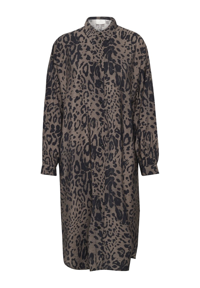 Langärmeliges, knöpfbares Hemdkleid mit Animal-Print, das einen beige Hintergrund mit dunkelbraunen und schwarzen Flecken aufweist und lange, umgeschlagene Ärmel hat.
