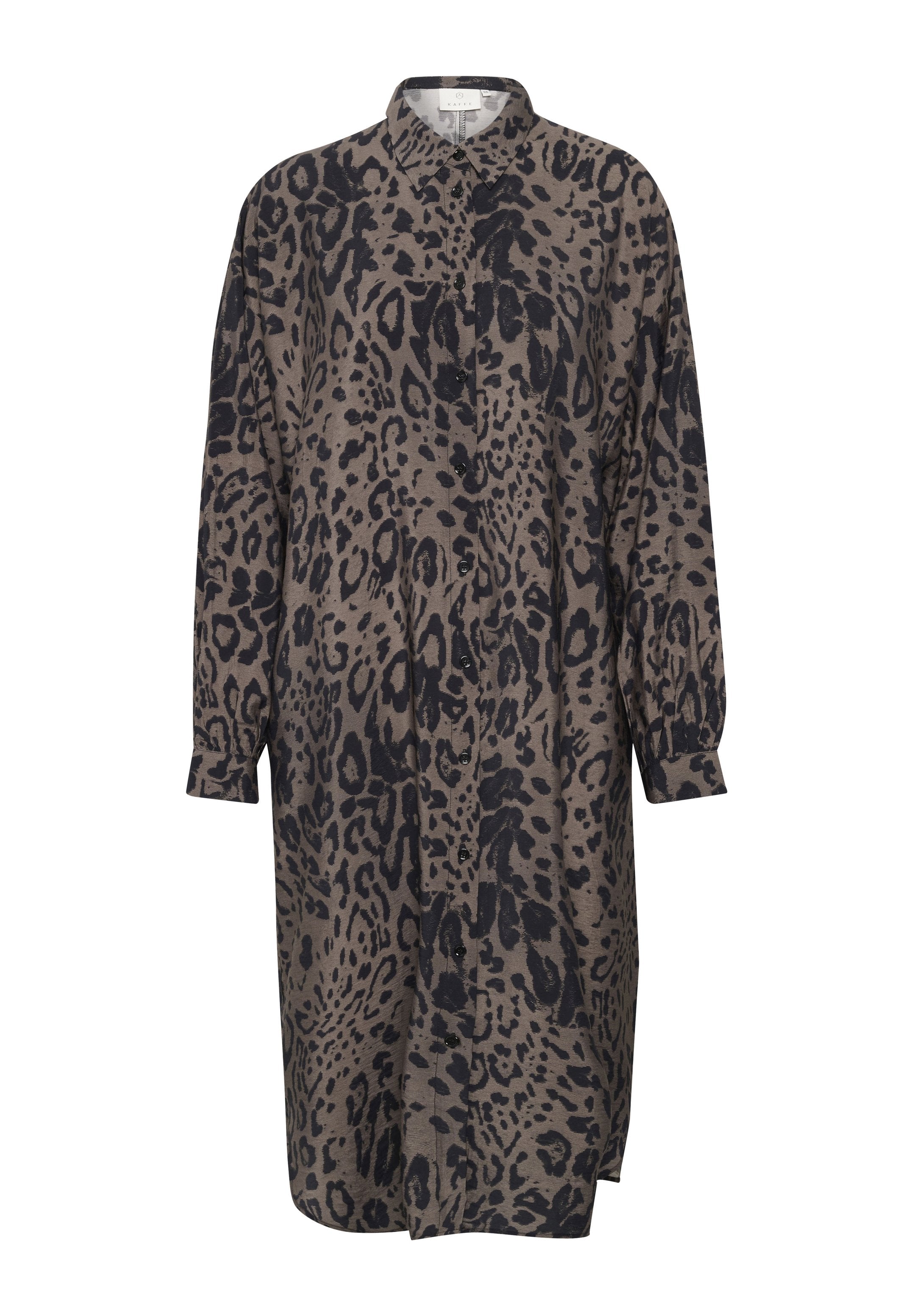 Langärmeliges, knöpfbares Hemdkleid mit Animal-Print, das einen beige Hintergrund mit dunkelbraunen und schwarzen Flecken aufweist und lange, umgeschlagene Ärmel hat.