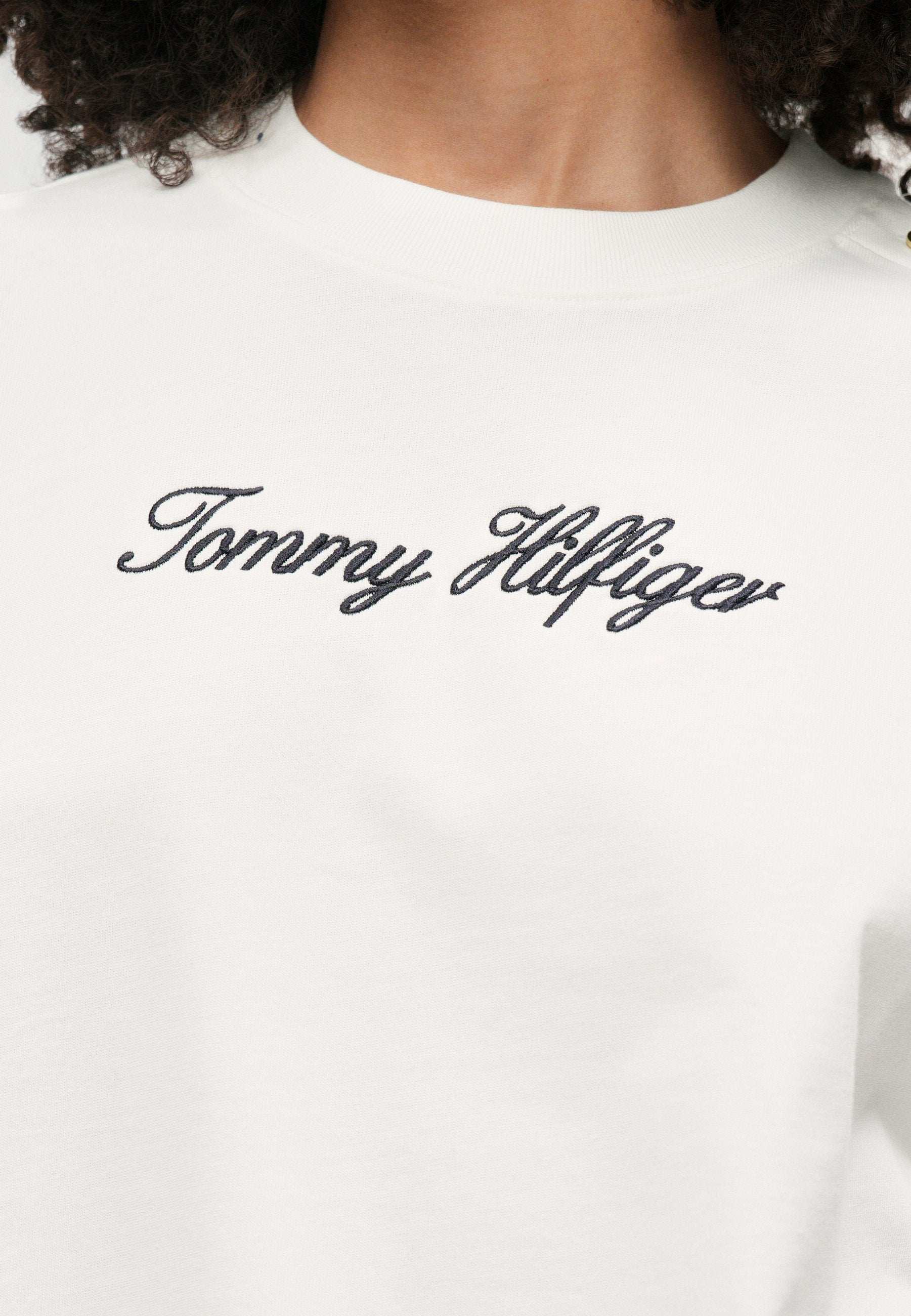 GOLD-TONE BUTTON LOGO EMBROIDERY RELAXED T-SHIRT Media 6