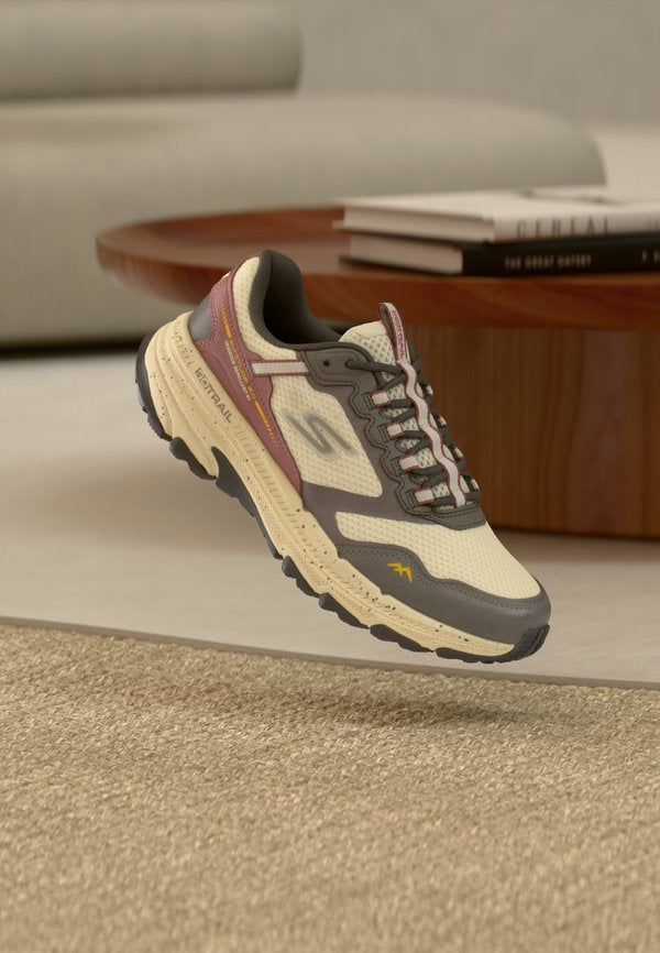 Skechers WOMENS GO RUN ALTITUDE - Trainers - natural