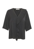 Schwarze Bluse mit kurzen Ärmeln, V-Ausschnitt und asymmetrischem Rüschendetail an der Vorderseite. Weicher, glatter Stoff mit einem dezenten Glanz.