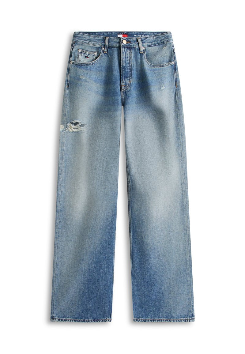 Hellblaue, mittelhoch geschnittene Jeans mit entspanntem Sitz, leichtem Used-Look am linken Oberschenkel und klassischem Fünf-Taschen-Design.