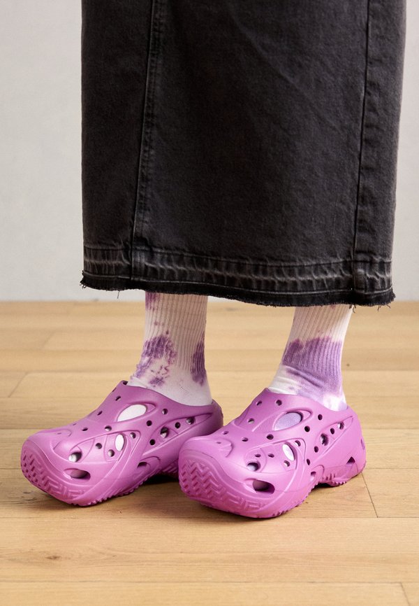 Crocs CAGED