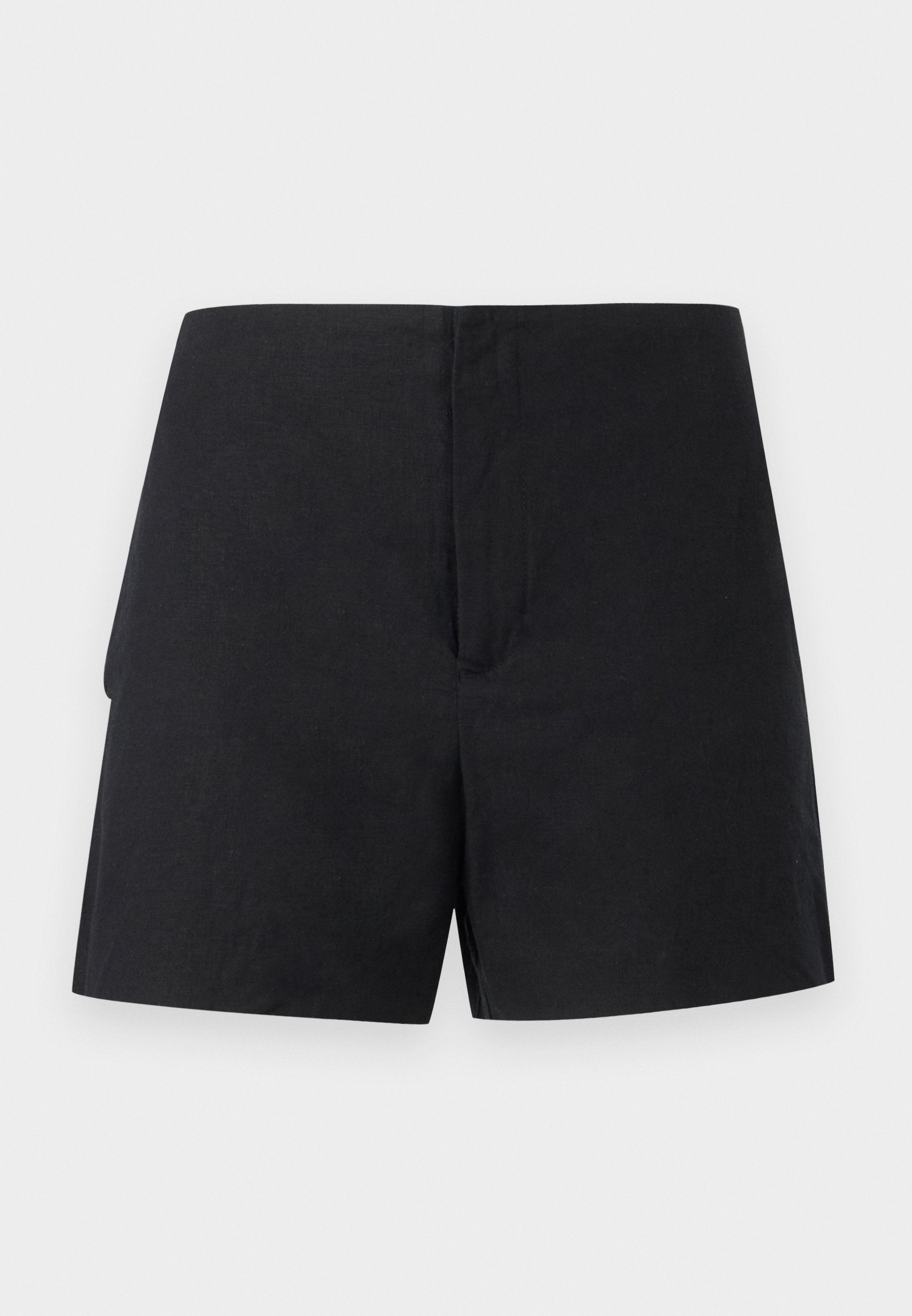 Schwarze Shorts mit hohem Bund, einem breiten Taillenband und geraden Beinöffnungen, vor weißem Hintergrund präsentiert.