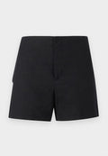 Schwarze Shorts mit hohem Bund, einem breiten Taillenband und geraden Beinöffnungen, vor weißem Hintergrund präsentiert.