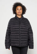 Schwarze Steppjacke, gestepptes Design mit horizontalen Paneelen, weiche Textur, hoher Kragen, Frontreißverschluss und lange Ärmel.