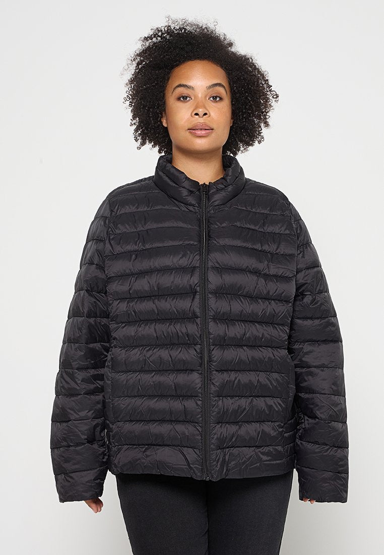 Schwarze Steppjacke, gestepptes Design mit horizontalen Paneelen, weiche Textur, hoher Kragen, Frontreißverschluss und lange Ärmel.