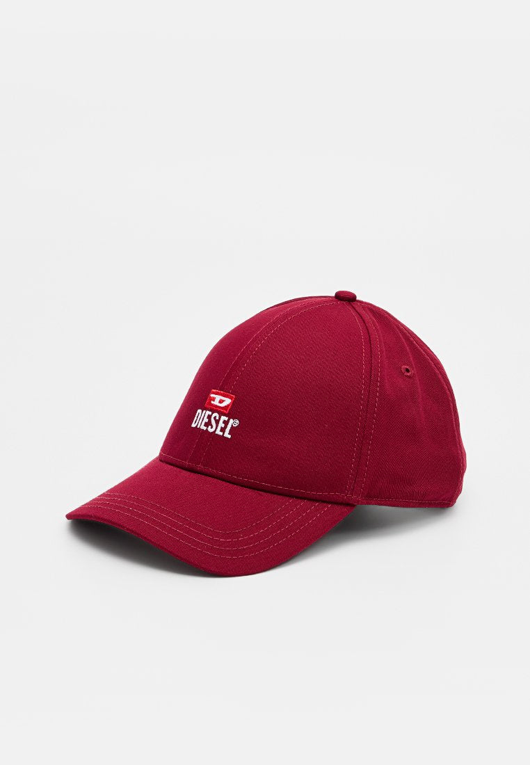 Rote Baseballkappe aus strukturiertem Stoff, mit gebogenem Schirm und einem auf der Vorderseite aufgestickten "DIESEL"-Logo. Verstellbarer Riemen hinten.
