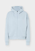 Hellblauer Reißverschluss-Hoodie mit langen Ärmeln, gerippten Bündchen und Kapuze, vor weißem Hintergrund gezeigt.
