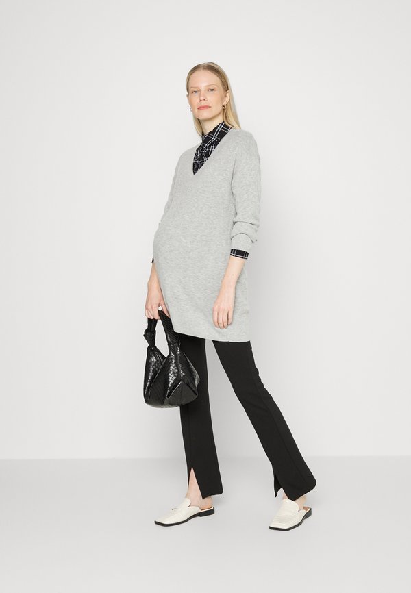 GAP Maternity V NECK