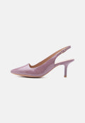 Glänzender fliederfarbener Slingback-Hochabsatz mit spitzer Zehenpartie und verstellbarem Schnallenriemen auf weißem Hintergrund.