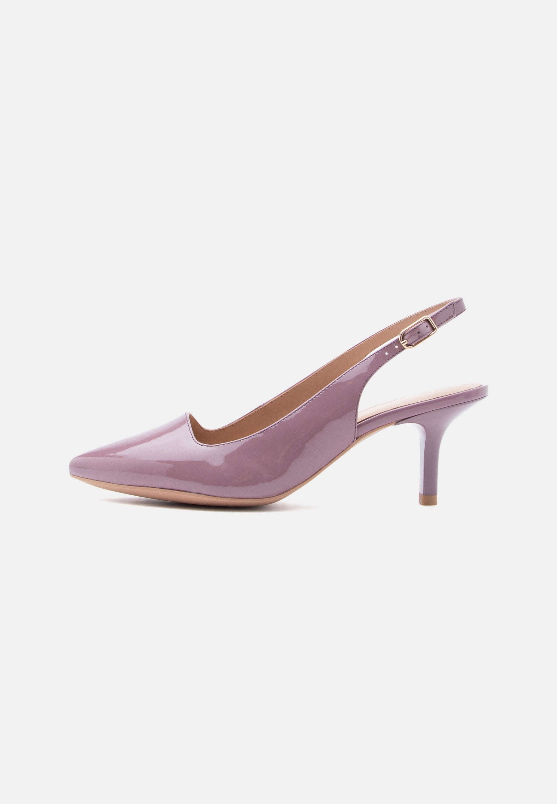 Glänzender fliederfarbener Slingback-Hochabsatz mit spitzer Zehenpartie und verstellbarem Schnallenriemen auf weißem Hintergrund.