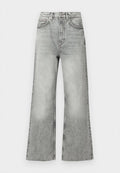 Grau melierte Trägerjeans mit hohem Bund, verwaschenem Finish, fünf Taschen und Gürtelschlaufen. Gestickte Details entlang der Nähte.