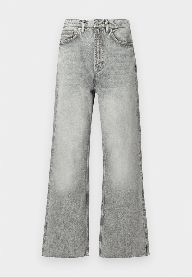 Grau melierte Trägerjeans mit hohem Bund, verwaschenem Finish, fünf Taschen und Gürtelschlaufen. Gestickte Details entlang der Nähte.