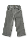 Graue Kinderhose mit weitem Bein, elastischem Bund, Gürtelschlaufen, Frontknopf und seitlichen Taschen auf weißem Hintergrund.