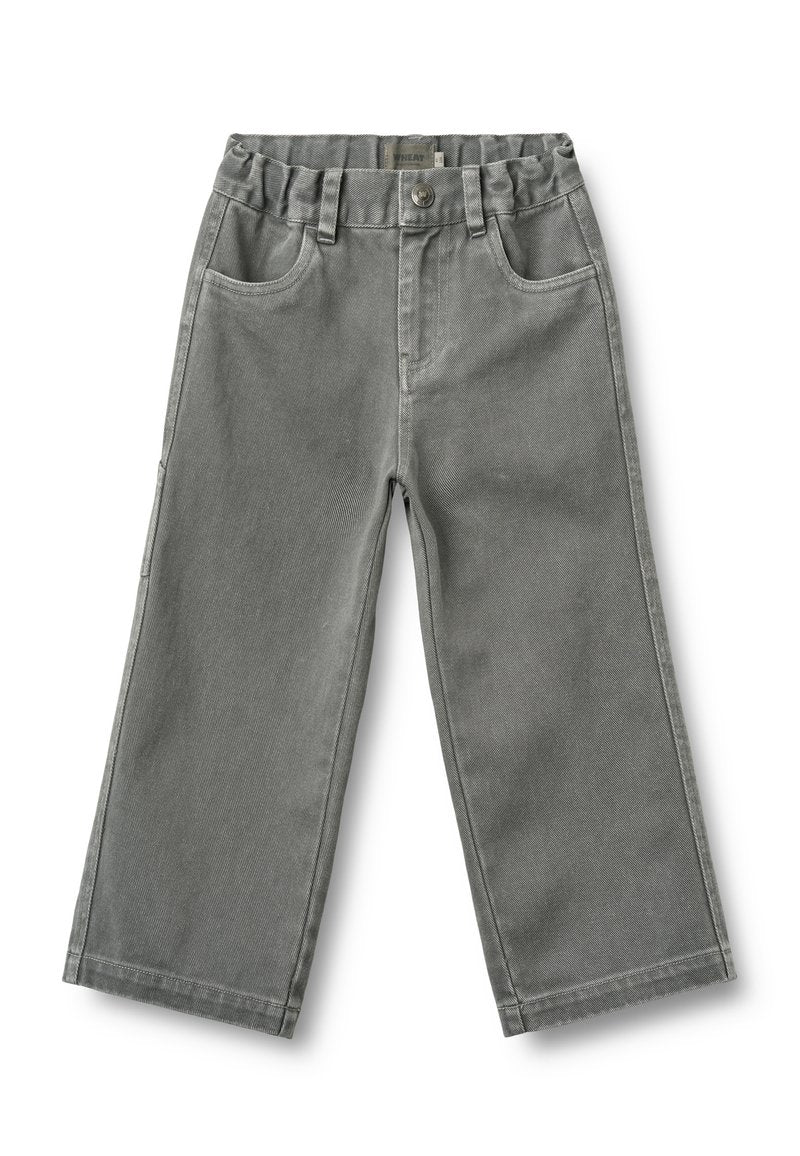 Graue Kinderhose mit weitem Bein, elastischem Bund, Gürtelschlaufen, Frontknopf und seitlichen Taschen auf weißem Hintergrund.