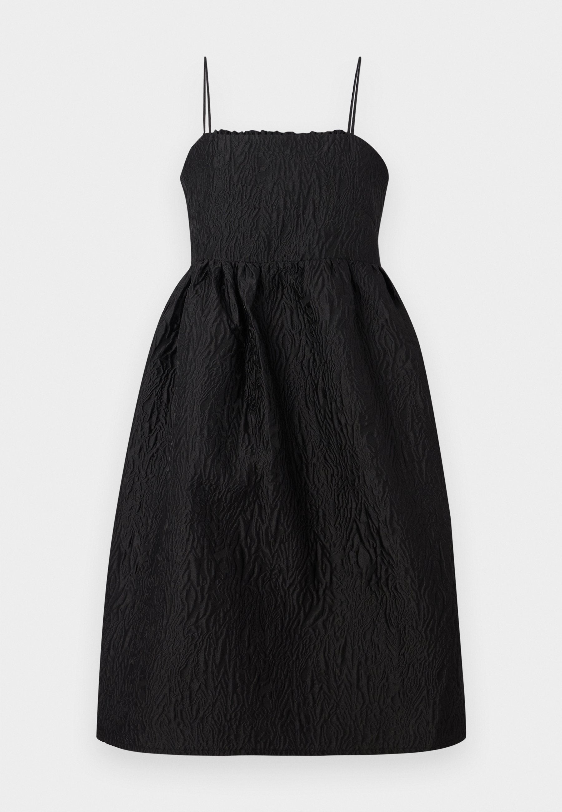 Schwarzes Kleid mit dünnen Spaghetti-Trägern, strukturiertem Stoff, tailliertem Oberteil und einem ausgestellten Rock. Keine sichtbaren Muster oder Akzente.