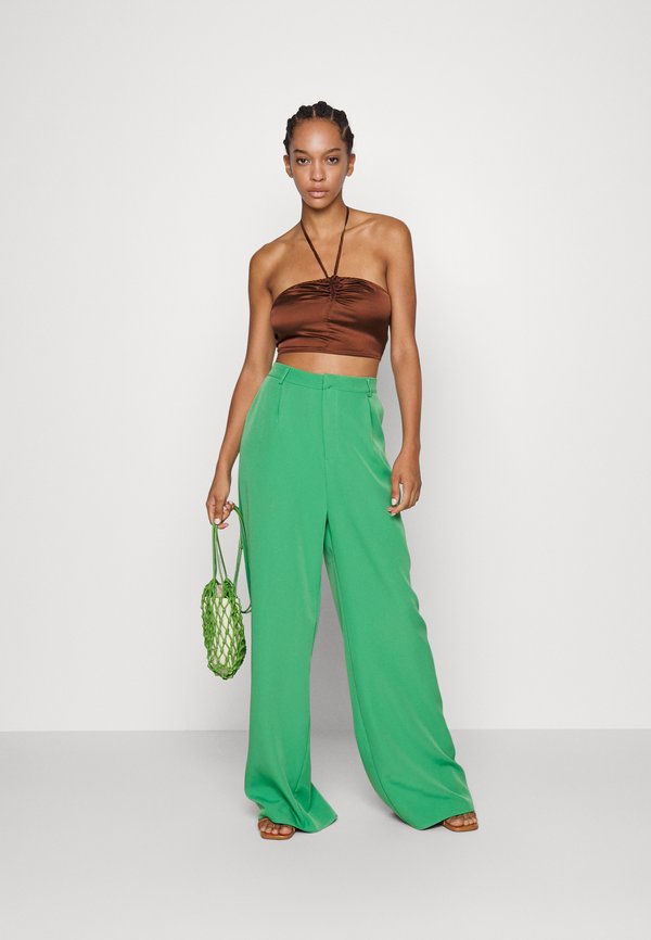 IN THE STYLE RUCHED CROP