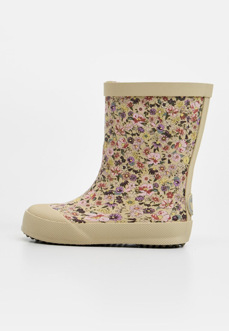 Beiger Kinderregenstiefel mit mehrfarbigem Blumenmuster, strukturiertem Sohlenprofil und verstärkter Spitze, Seitenansicht vor weißem Hintergrund.