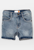 Hellblaue Jeansshorts mit einem gewollten Used-Look, ausgestattet mit vorderen Taschen, einem Knopfverschluss und umgeschlagenen Säumen.