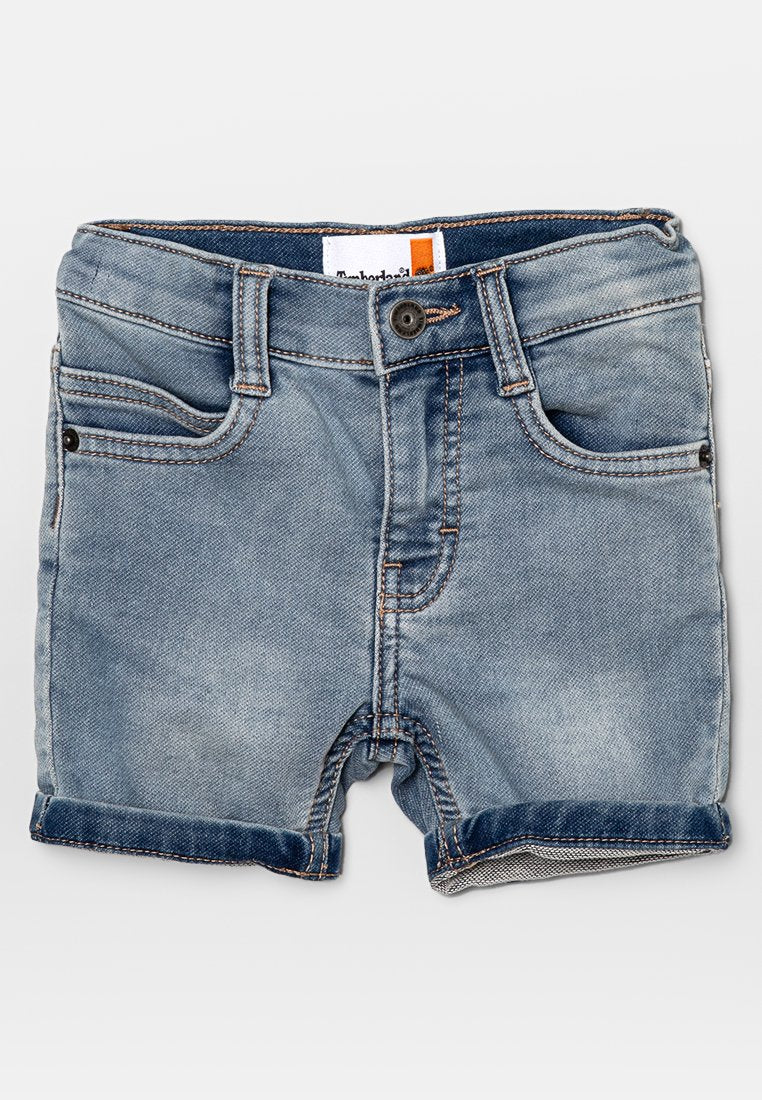 Hellblaue Jeansshorts mit einem gewollten Used-Look, ausgestattet mit vorderen Taschen, einem Knopfverschluss und umgeschlagenen Säumen.
