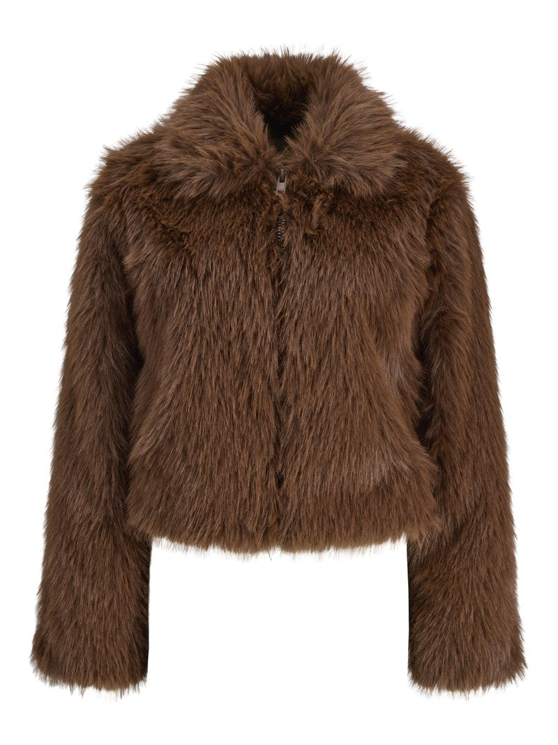 Braune Jacke aus Kunstfell mit langen Ärmeln, weitem Kragen und Reißverschluss vorne.