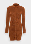 Rostfarbendes Kleid aus weichem, strukturiertem Stoff. Es hat einen kragenförmigen Ausschnitt, lange Ärmel und Knöpfe auf der Vorderseite mit gerafften Details.