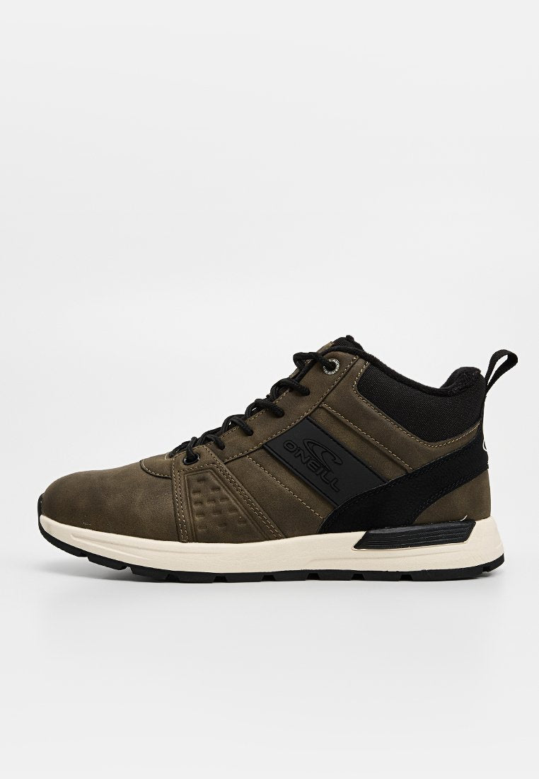 Mid-Top Sneakers in dunkelkastaniengrün und Schwarz, mit einem strukturierten Lederobermaterial, Schnürverschluss und einer kontrastierenden weißen Sohle.