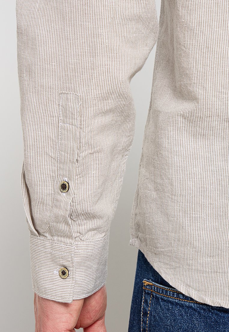 REGULAR FIT Media 4