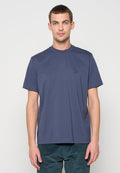 Dunkelblaues Baumwoll-T-Shirt mit kurzen Ärmeln, rundem Ausschnitt und einem kleinen, dezenten Logo auf der Brust. Glatte Textur, legerer Schnitt.