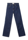 Dunkelblaue gerade Jeans mit Fronttaschen, Gürtelschlaufen und einem Knopfverschluss.