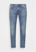 Hellblaue Denim-Jeans im Slim-Fit, mit dezenten Ausbleichungen, Vorderpockets, einem Reißverschluss und minimalen Gebrauchsspuren auf dem Stoff.